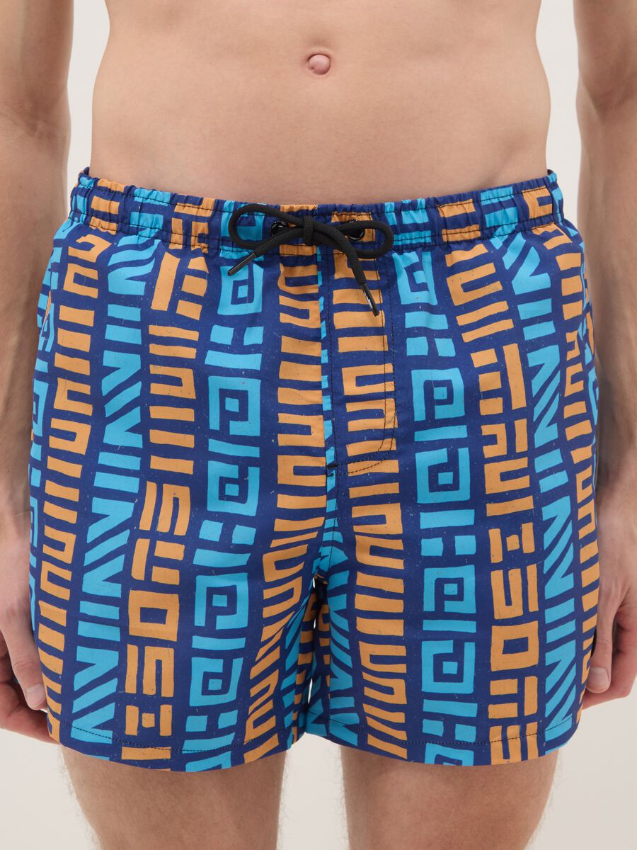 Boxer da mare con fantasia geometrica multicolor_1