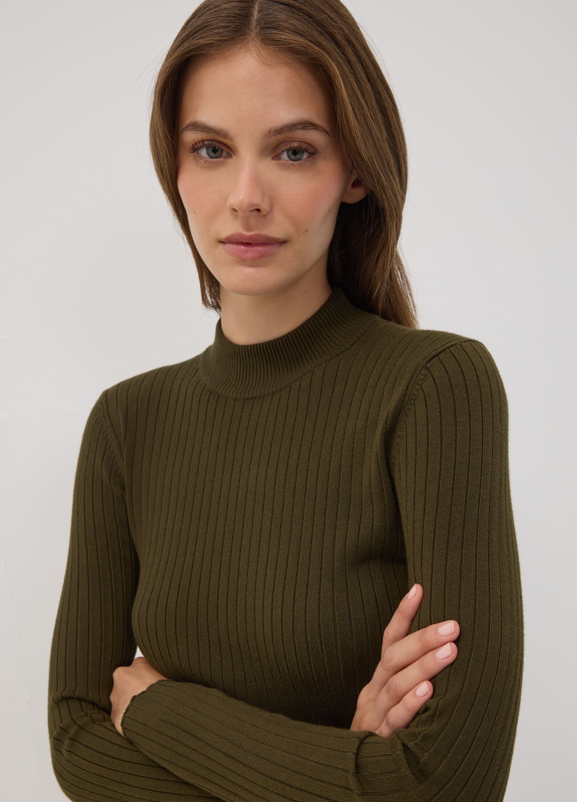 Maglia verde in misto viscosa a coste con collo rialzato