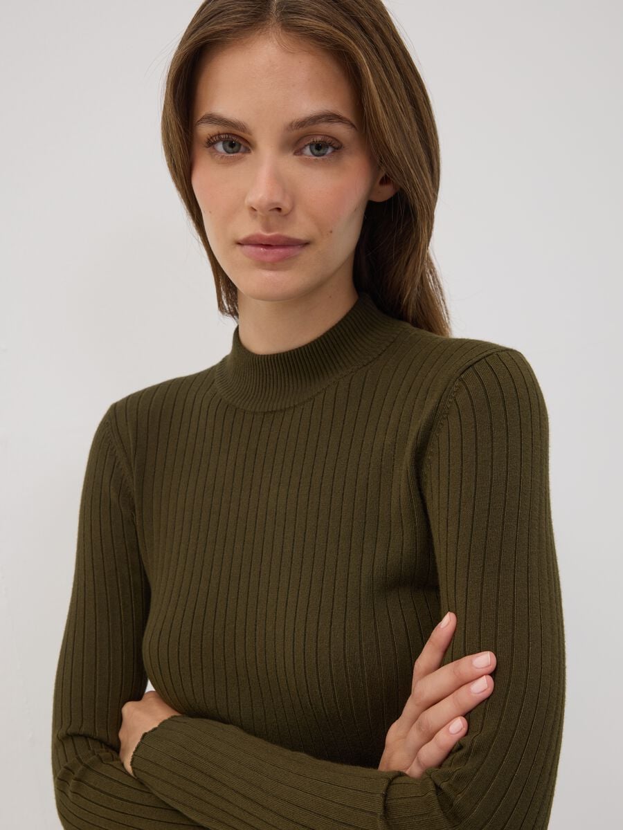 Maglia verde in misto viscosa a coste con collo rialzato_1