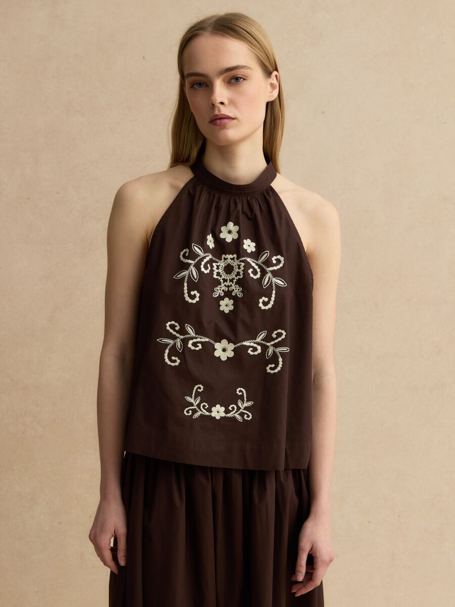 Blusa in puro cotone marrone regular fit con ricami floreali_1