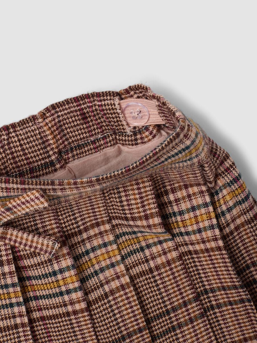 Brown pleated checked stretch viscose skirt for baby girls_3