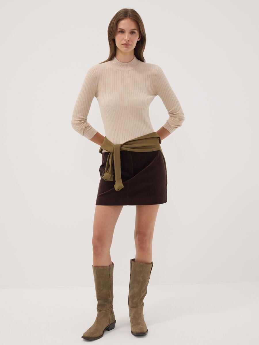 Maglia beige in misto viscosa a coste con collo rialzato_2