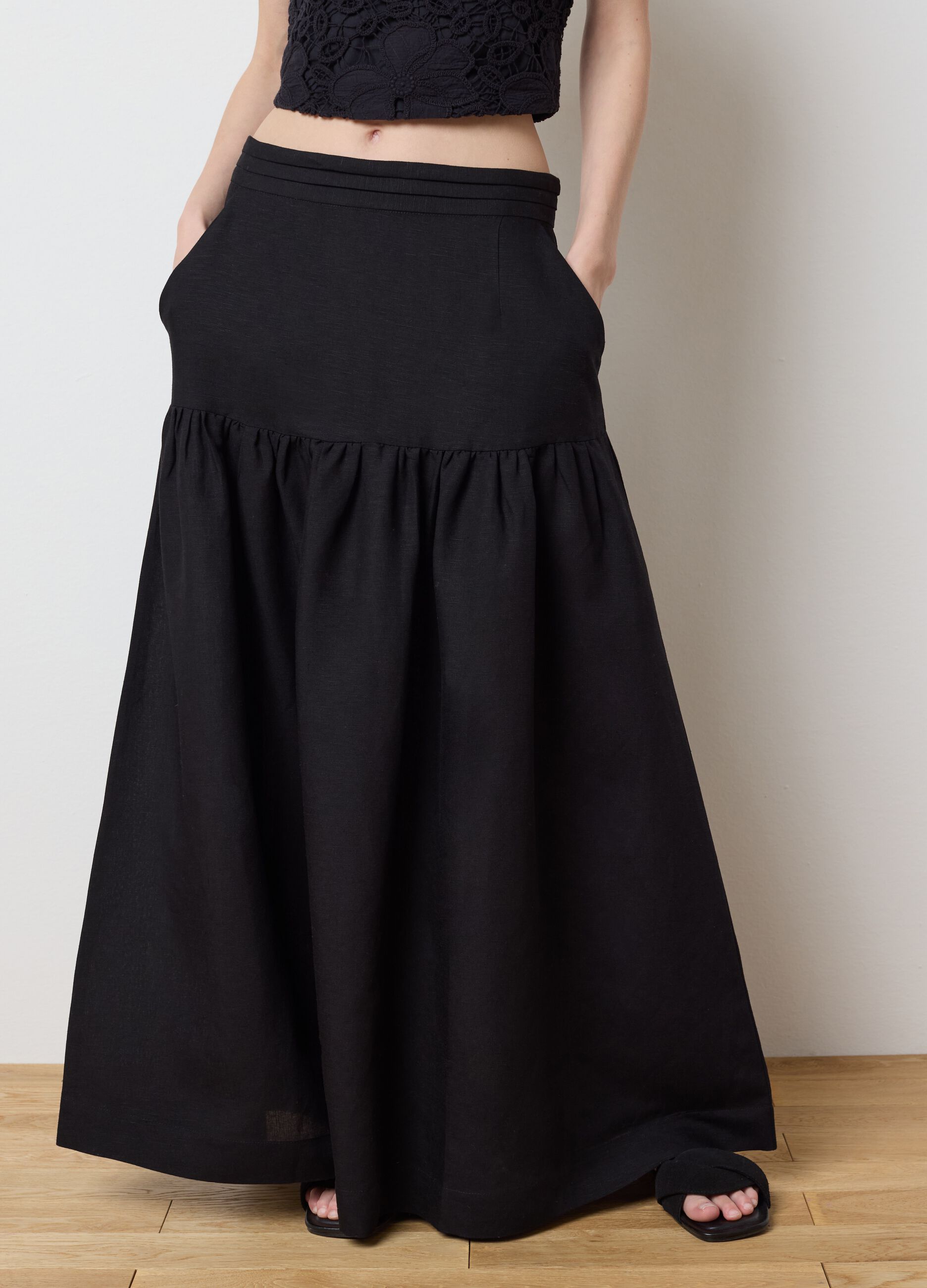 Long black skirt in linen and viscose