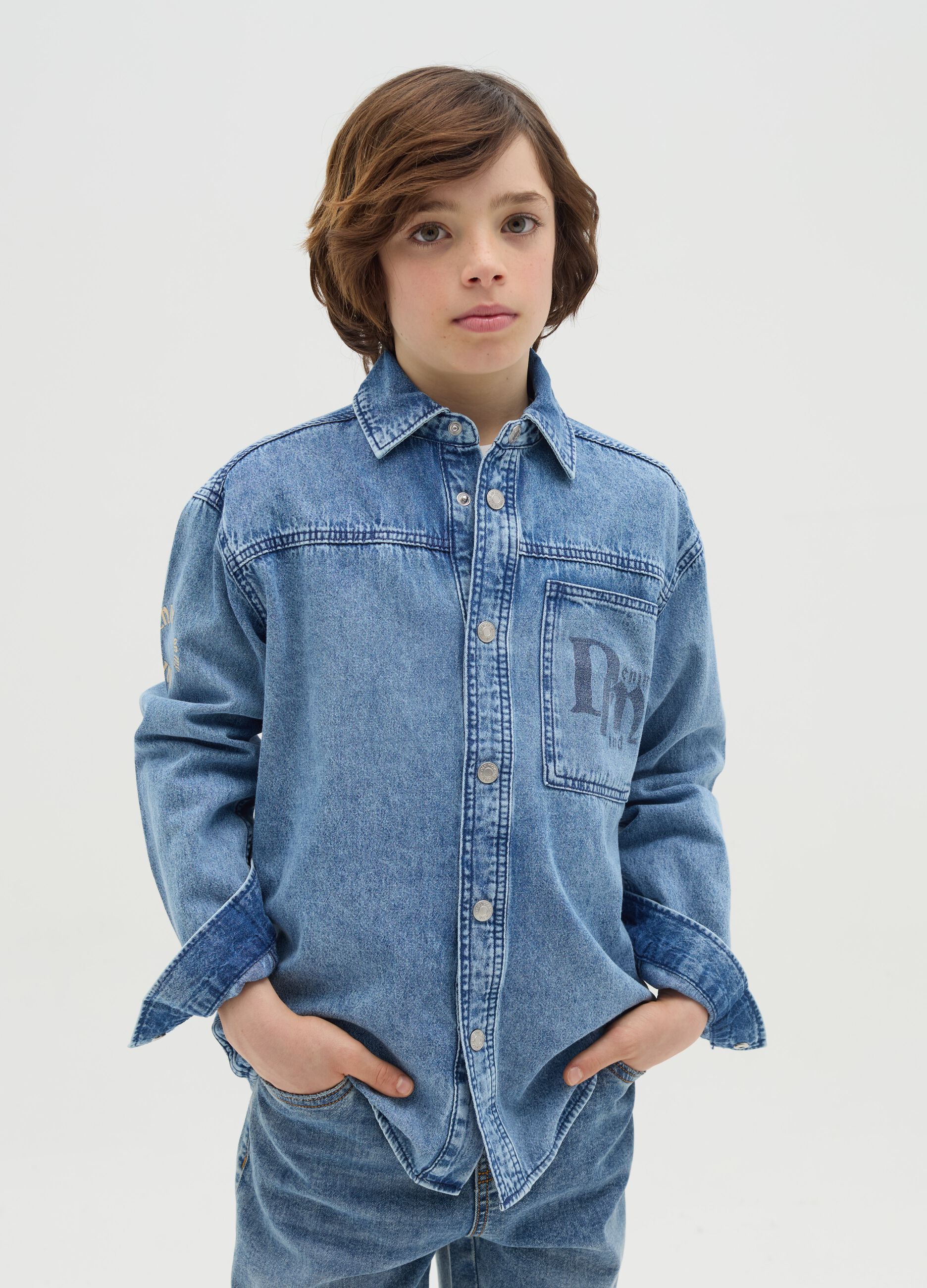 Shacket in denim acid wash con stampa