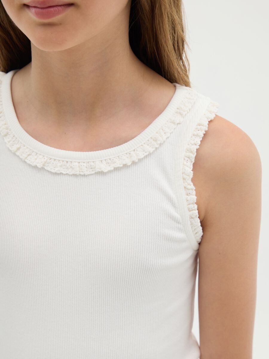 Canotta bianca a costine con applicazione crochet_1