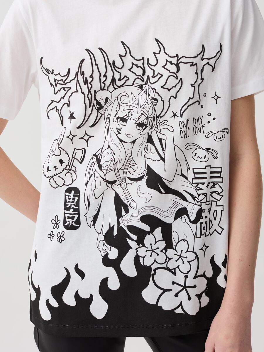 T-shirt con stampa manga giapponese_1
