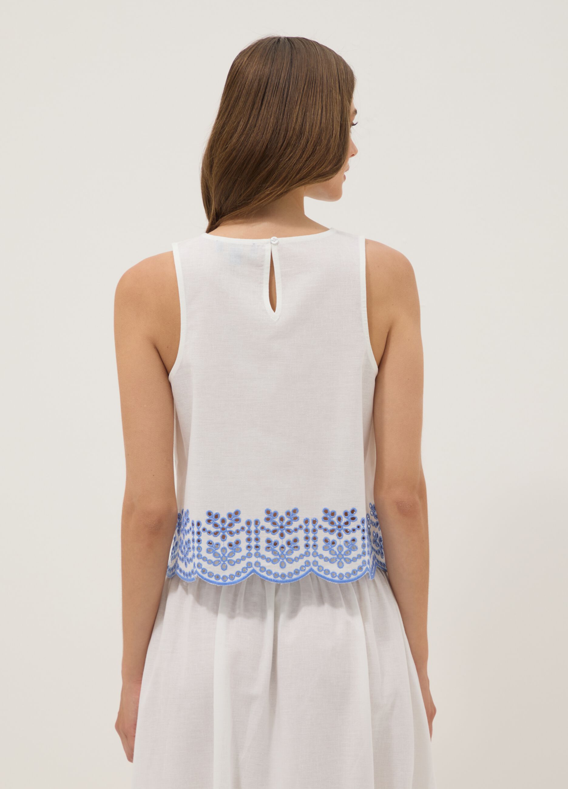 White cotton and linen blend top with embroidery