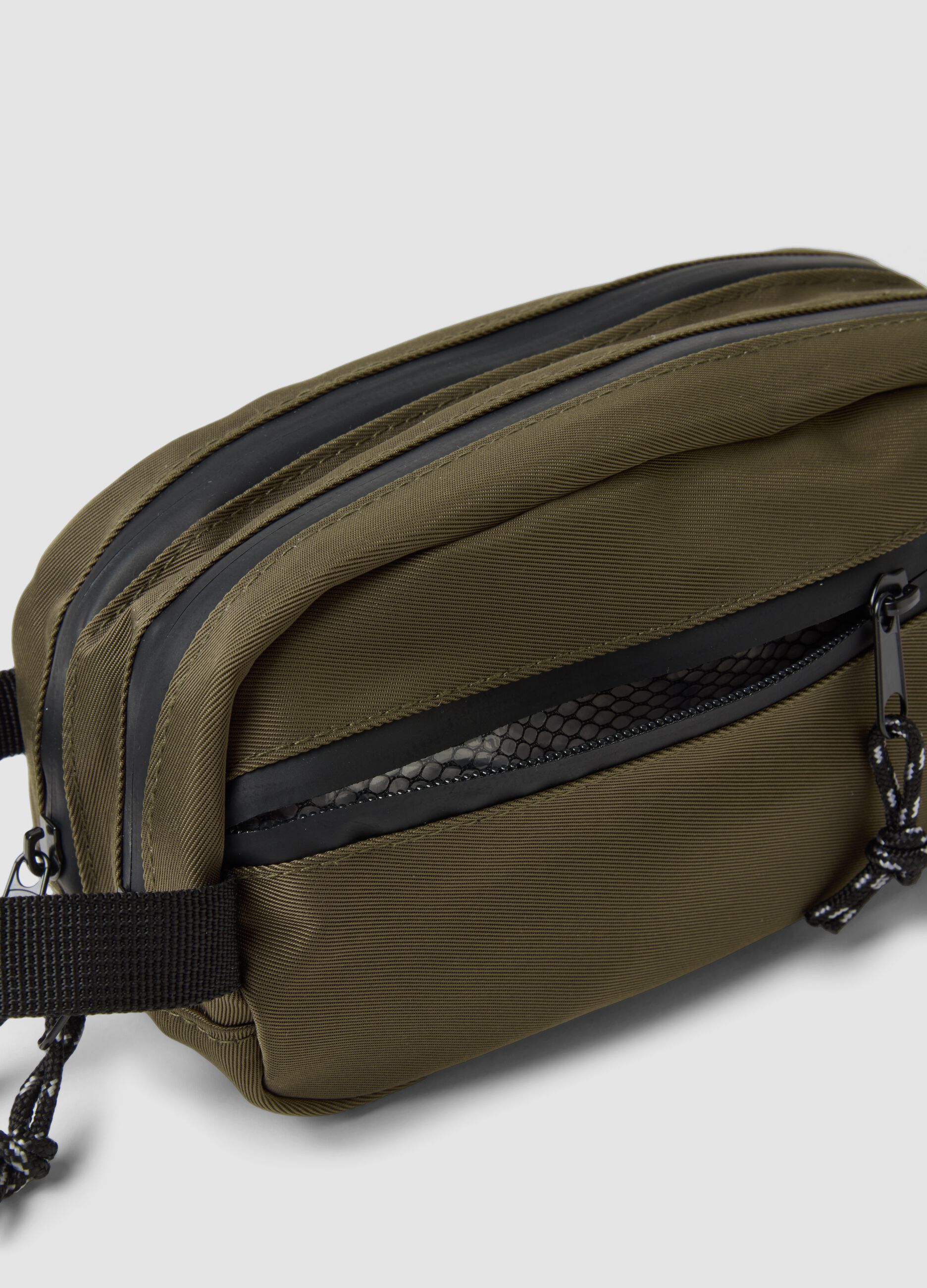 Green wash bag with front zip pocket