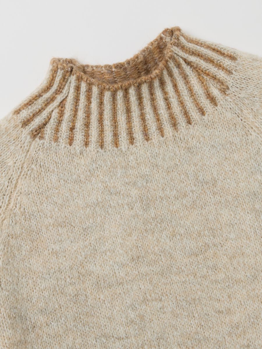 Maglione beige regular fit con collo a coste e dettagli cut-out_5