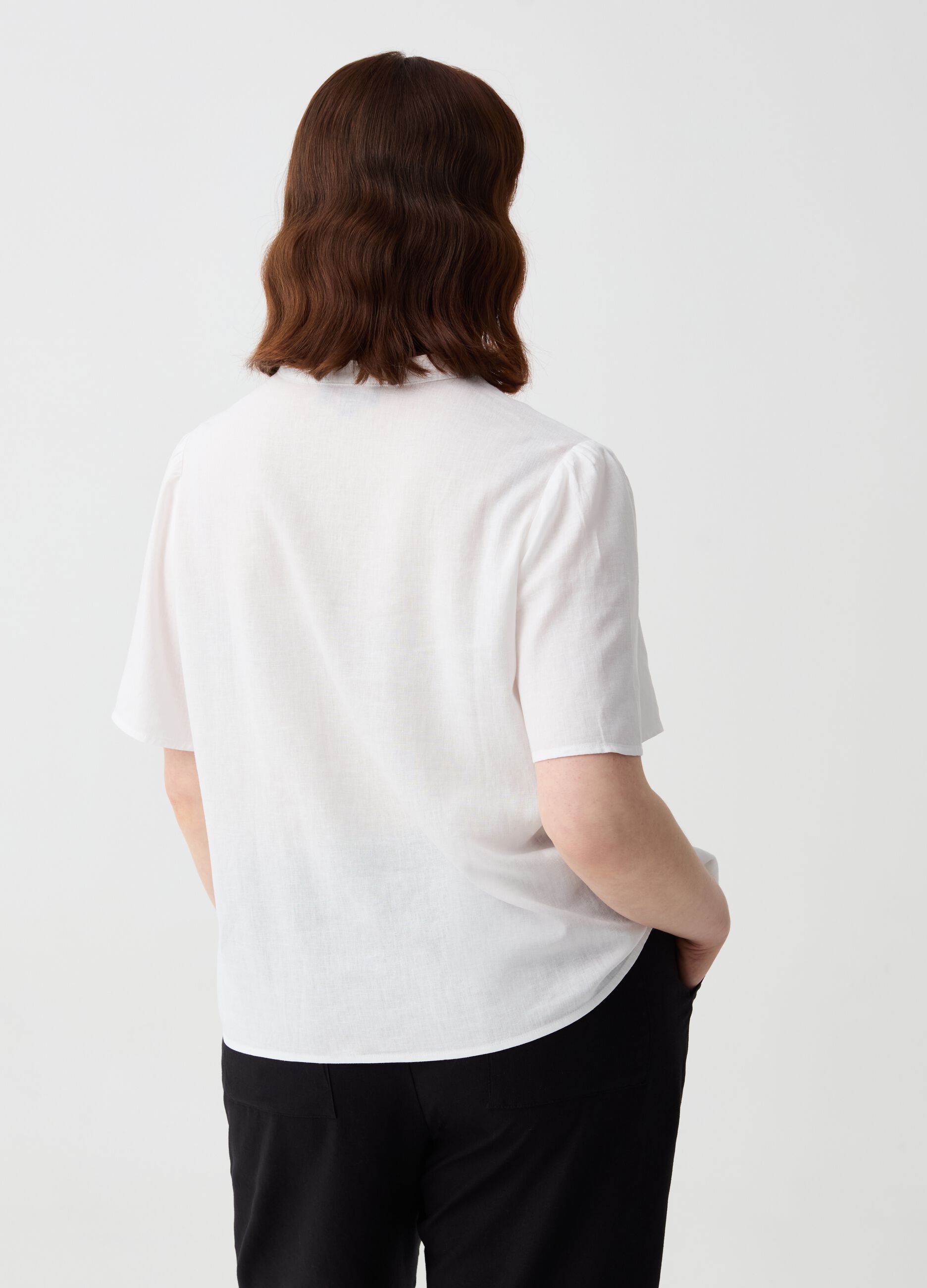 Curvy blouse in linen and viscose with buttons