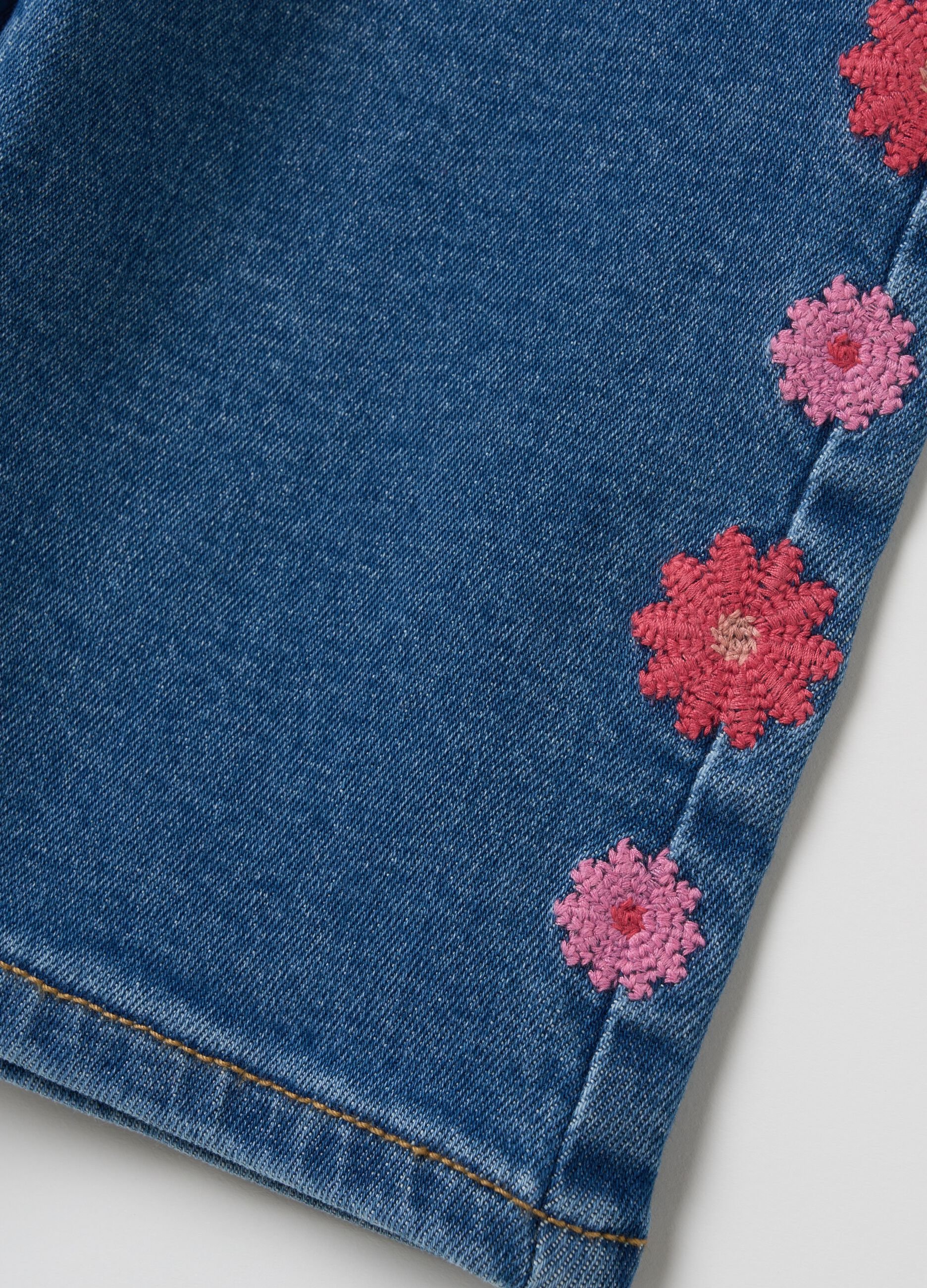 Jeans a gamba larga con ricamo fiori