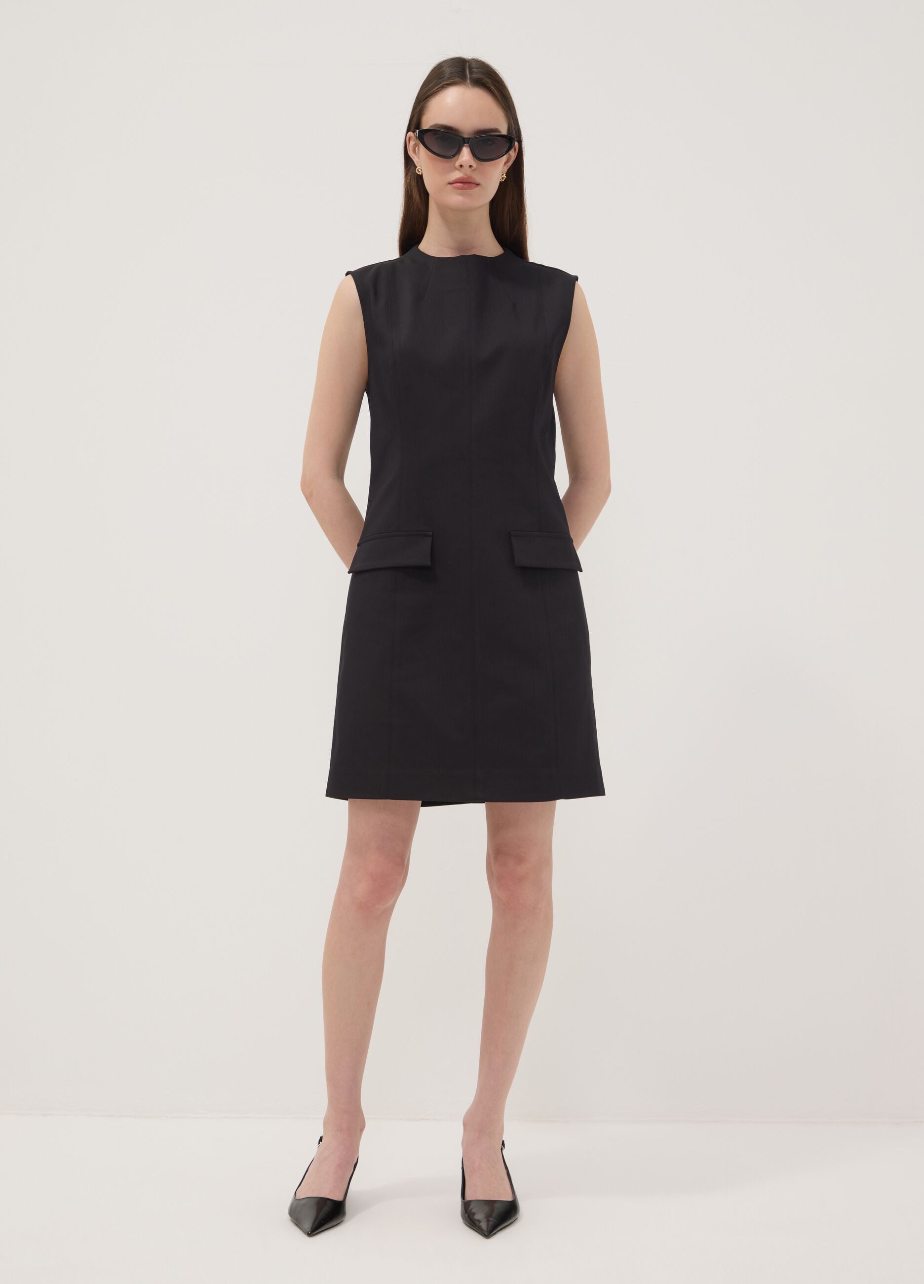 Black sleeveless fitted dress in stretch cotton with crew neck
