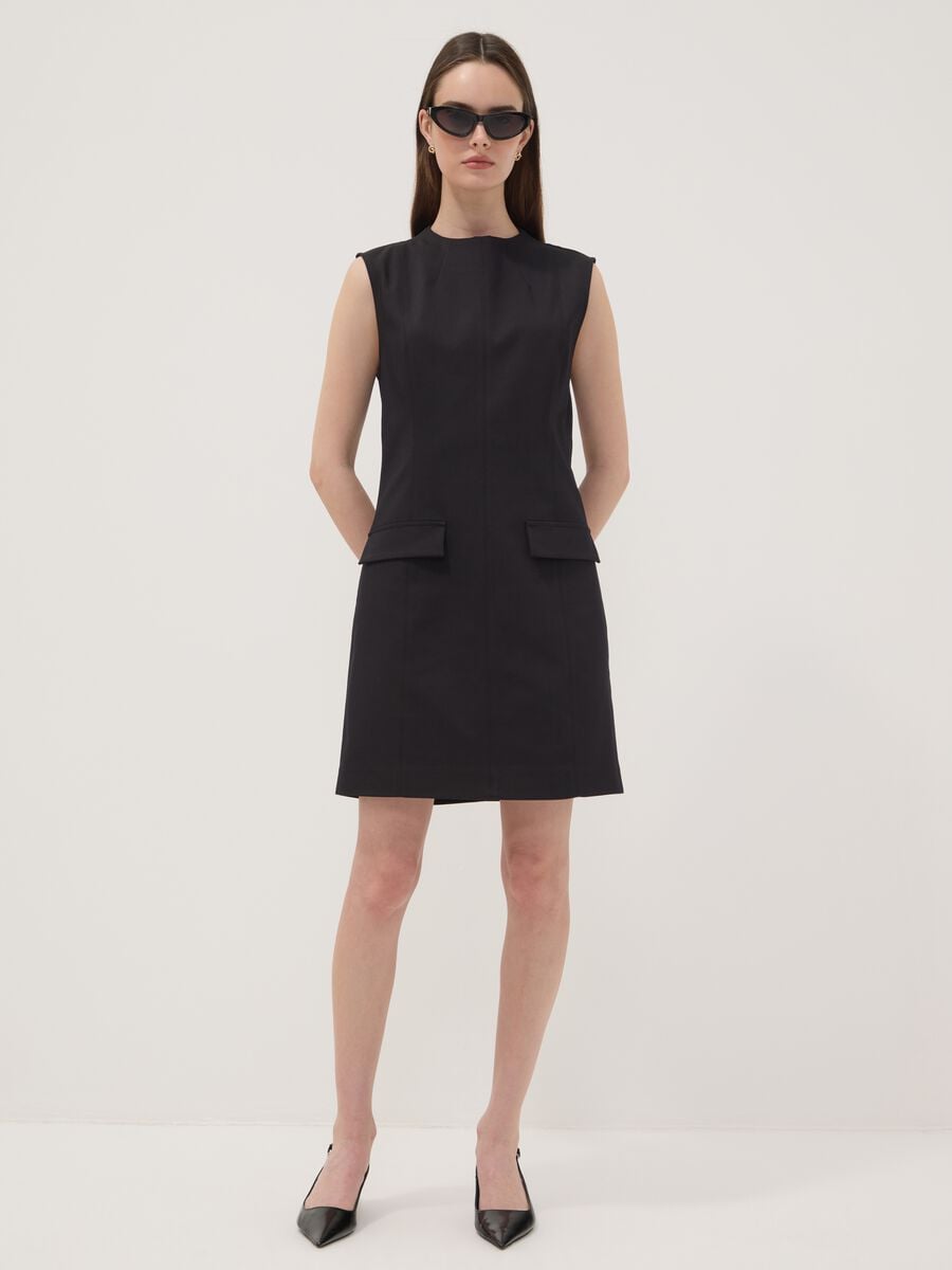 Abito smanicato nero in cotone elasticizzato con girocollo fitted_1