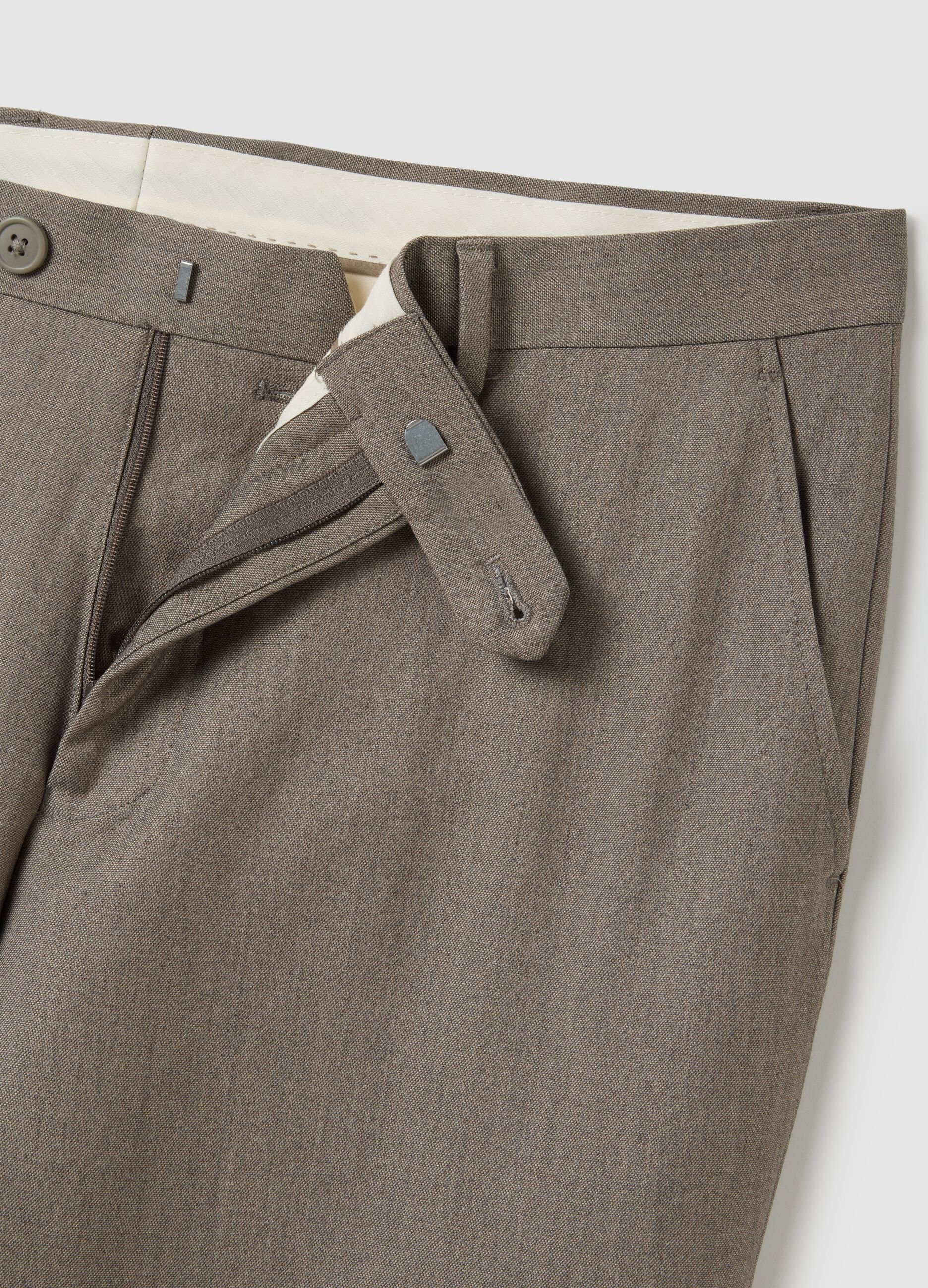 Brown slim trousers in stretch fabric