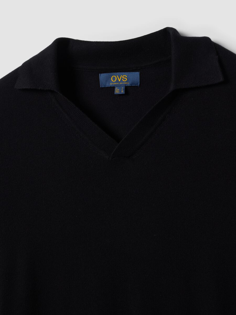 Polo nera in misto viscosa con scollo a V e colletto regular fit_1
