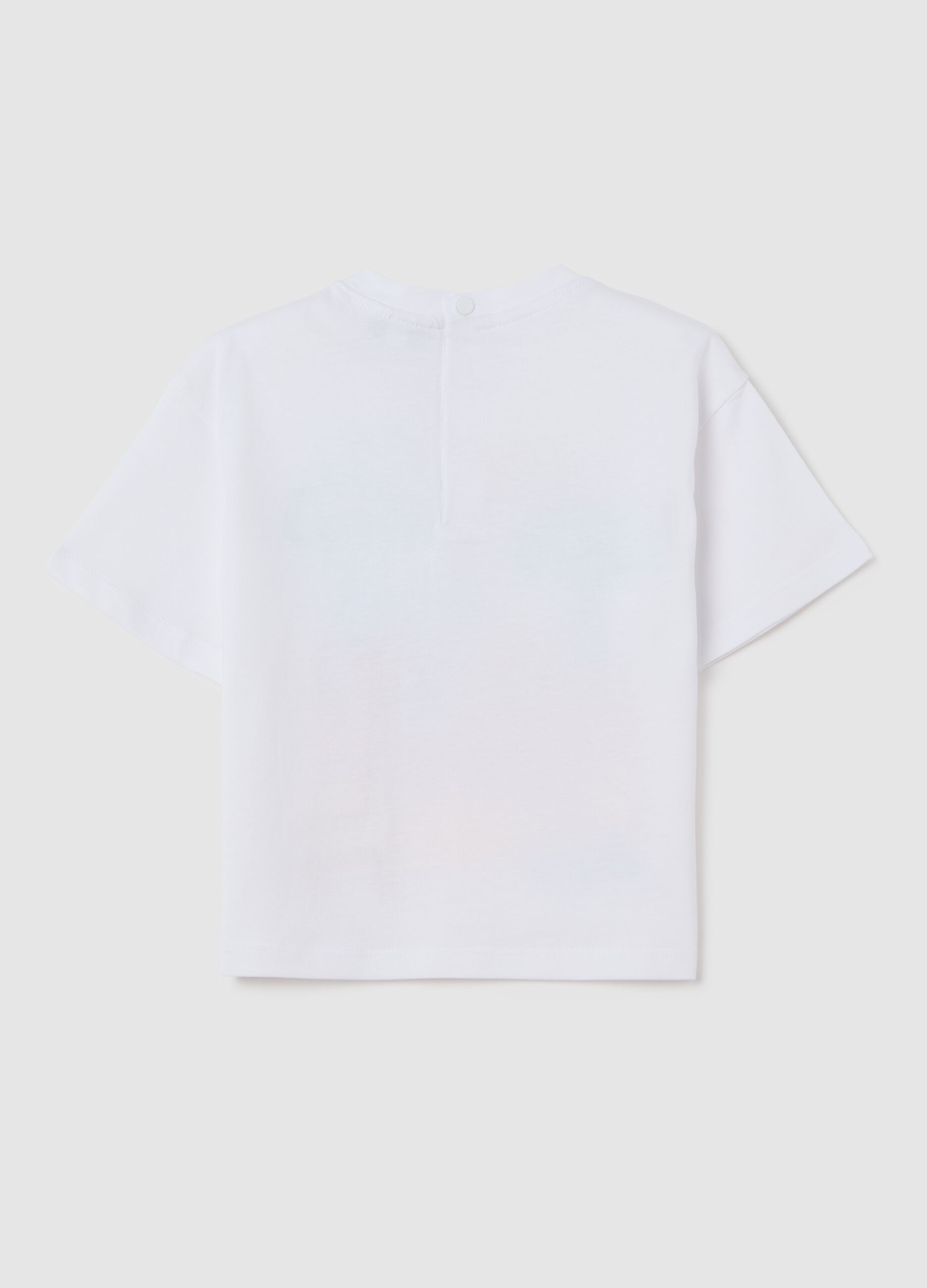 White short-sleeve t-shirt with giraffe print