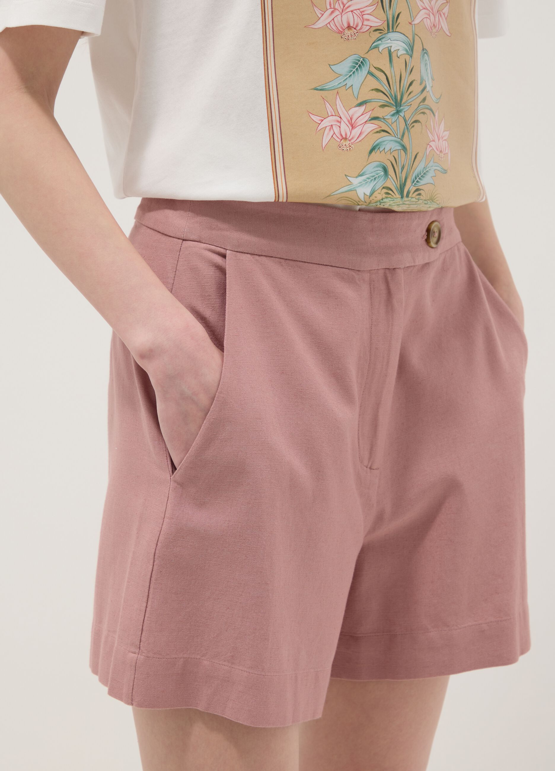 Pink shorts in a viscose, cotton and linen blend &ndash; regular fit