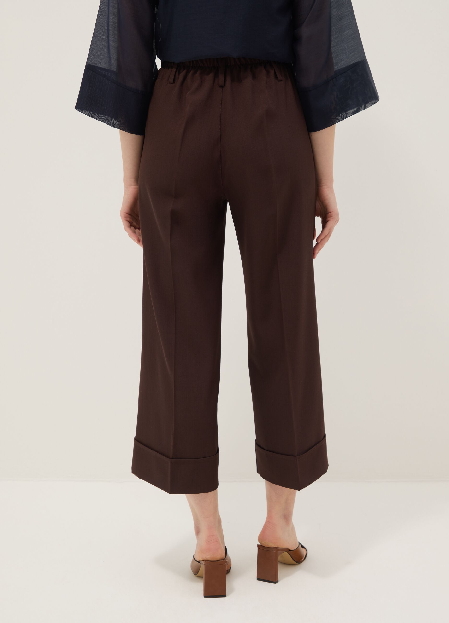 Brown cropped trousers in stretch fabric