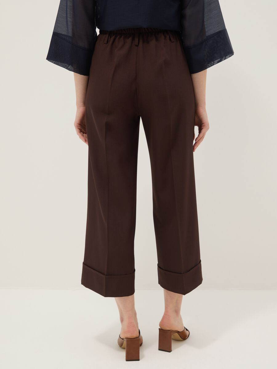 Brown cropped trousers in stretch fabric_2