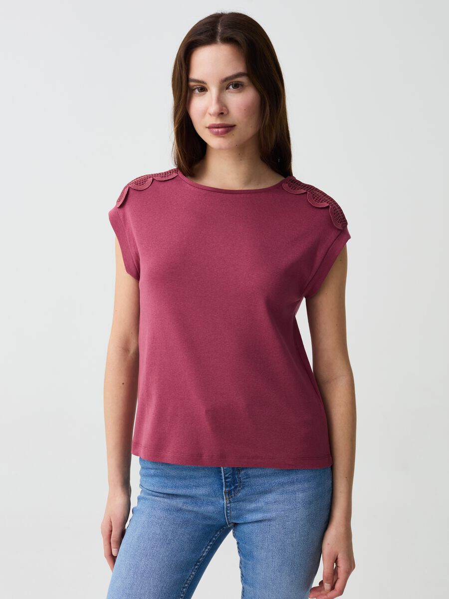 Sleeveless T-shirt with crochet application_0