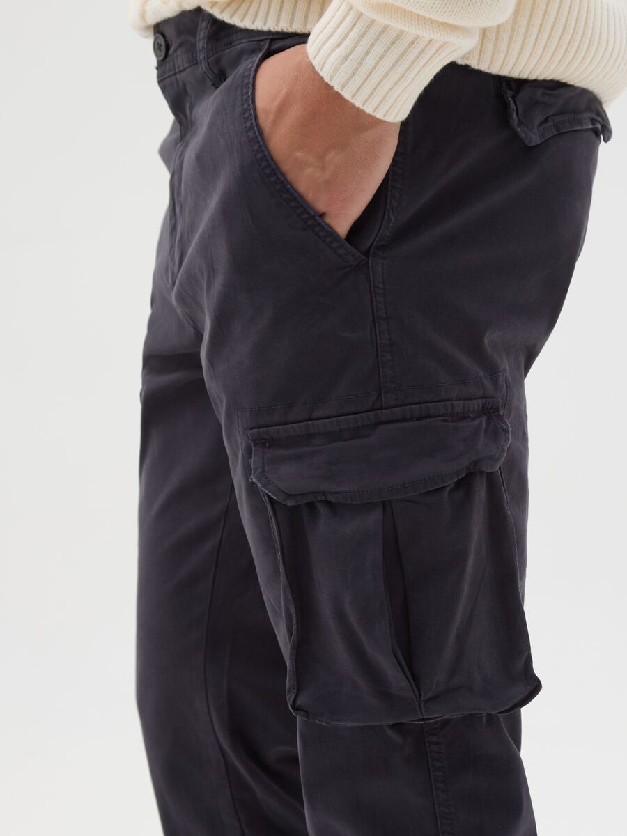 Pantaloni cargo blu in cotone elasticizzato slim fit_3