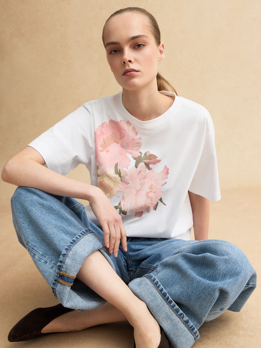 T-shirt in puro cotone multicolor regular fit con stampa floreale_0