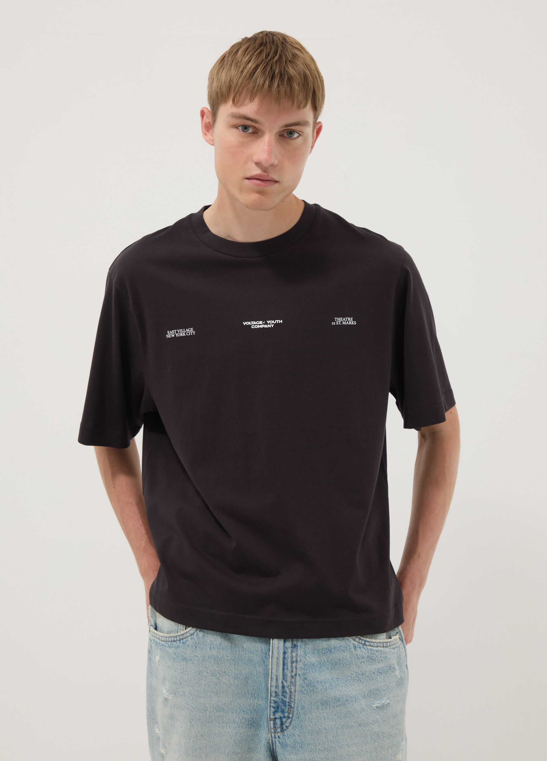 T-shirt nera in puro cotone con stampa frontale