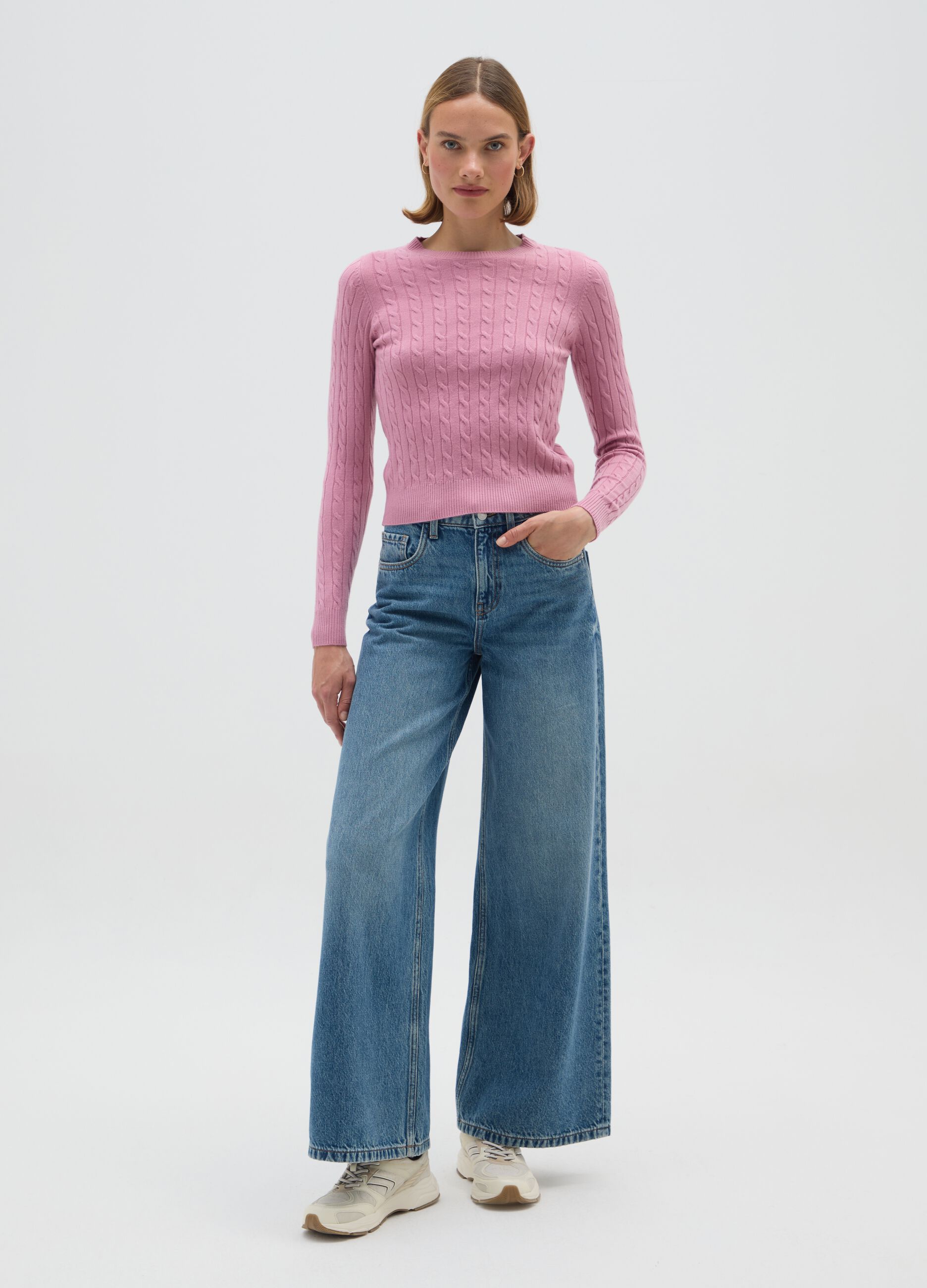 Pink pullover with round neckline