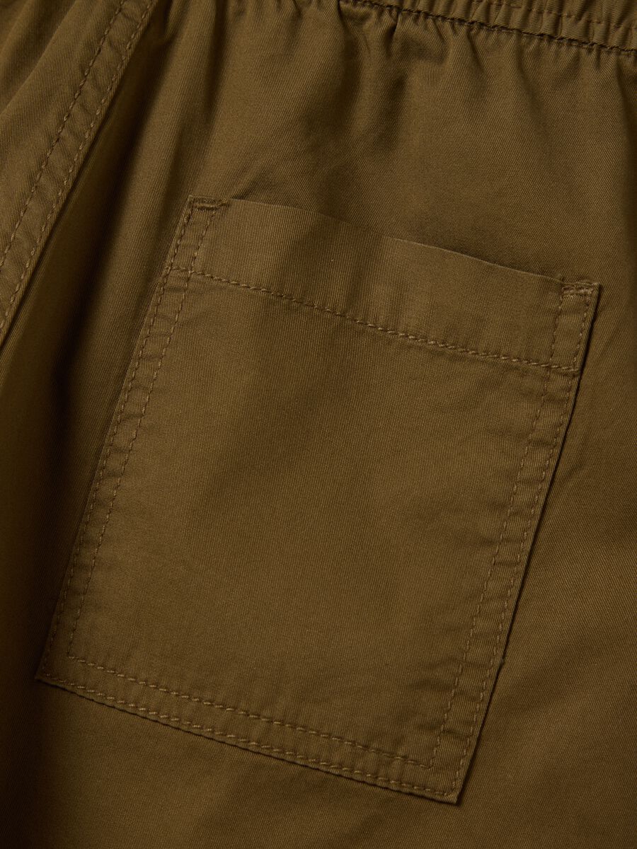 Boys’ shorts in 100% brown cotton with regular fit and cargo pockets_2