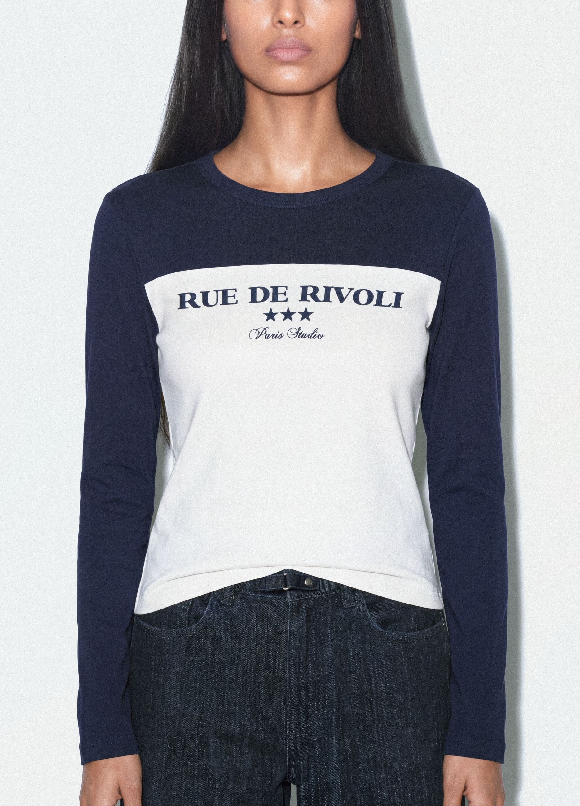 T-shirt bianca e blu in cotone elasticizzato con stampa frontale