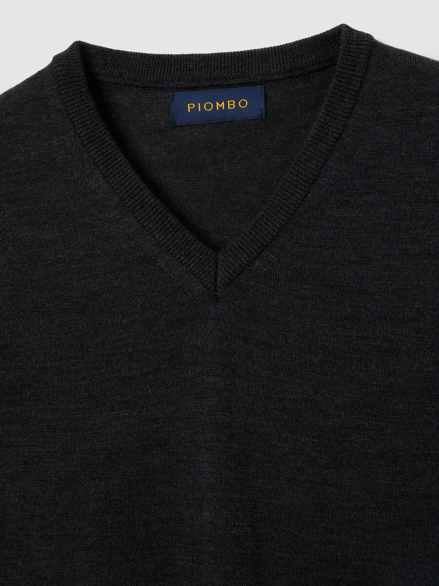 Black regular fit V-neck merino wool vest_5
