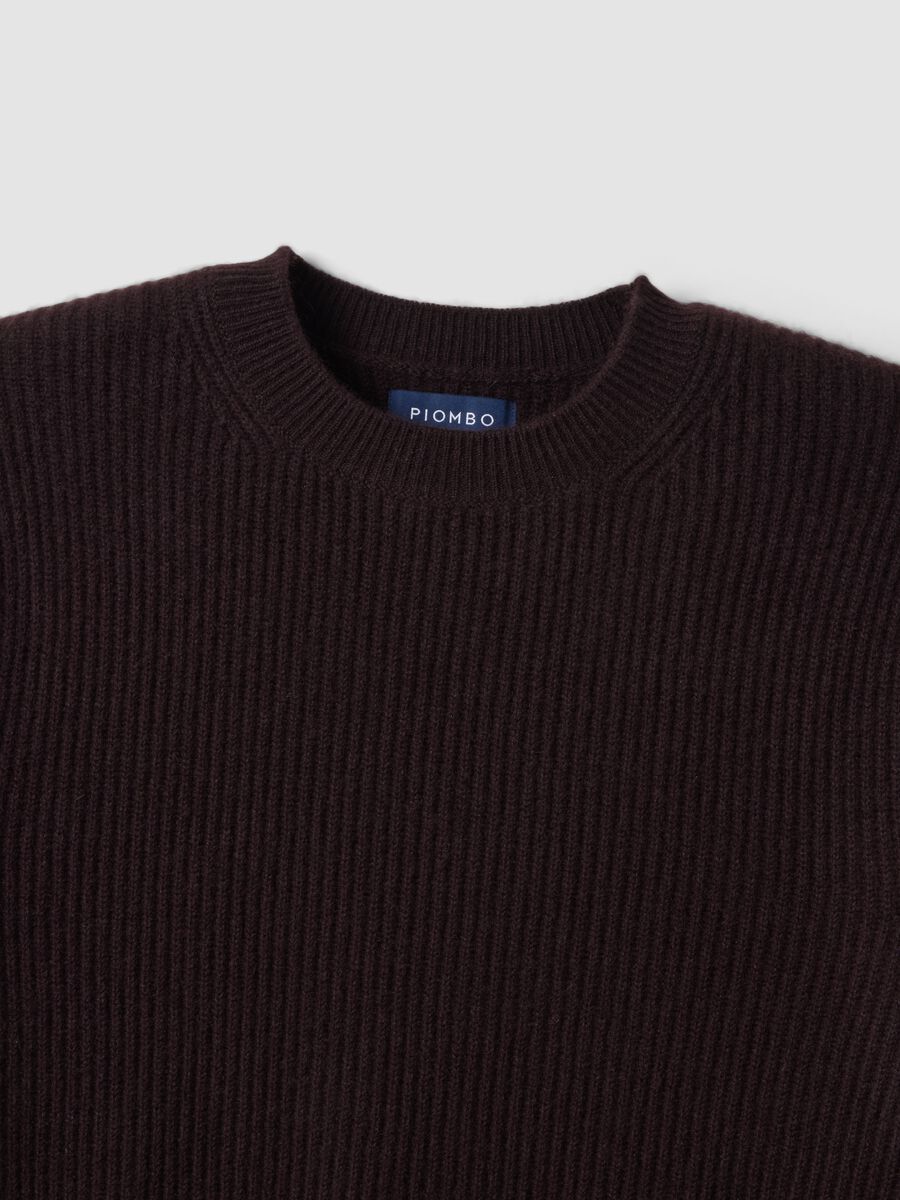 Maglia marrone in puro cashmere a costine regular fit_1