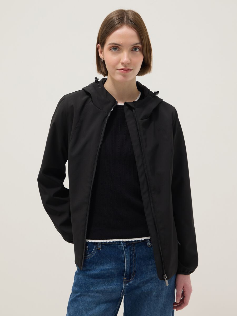 Giacca impermeabile nera regular fit con zip e cappuccio_0
