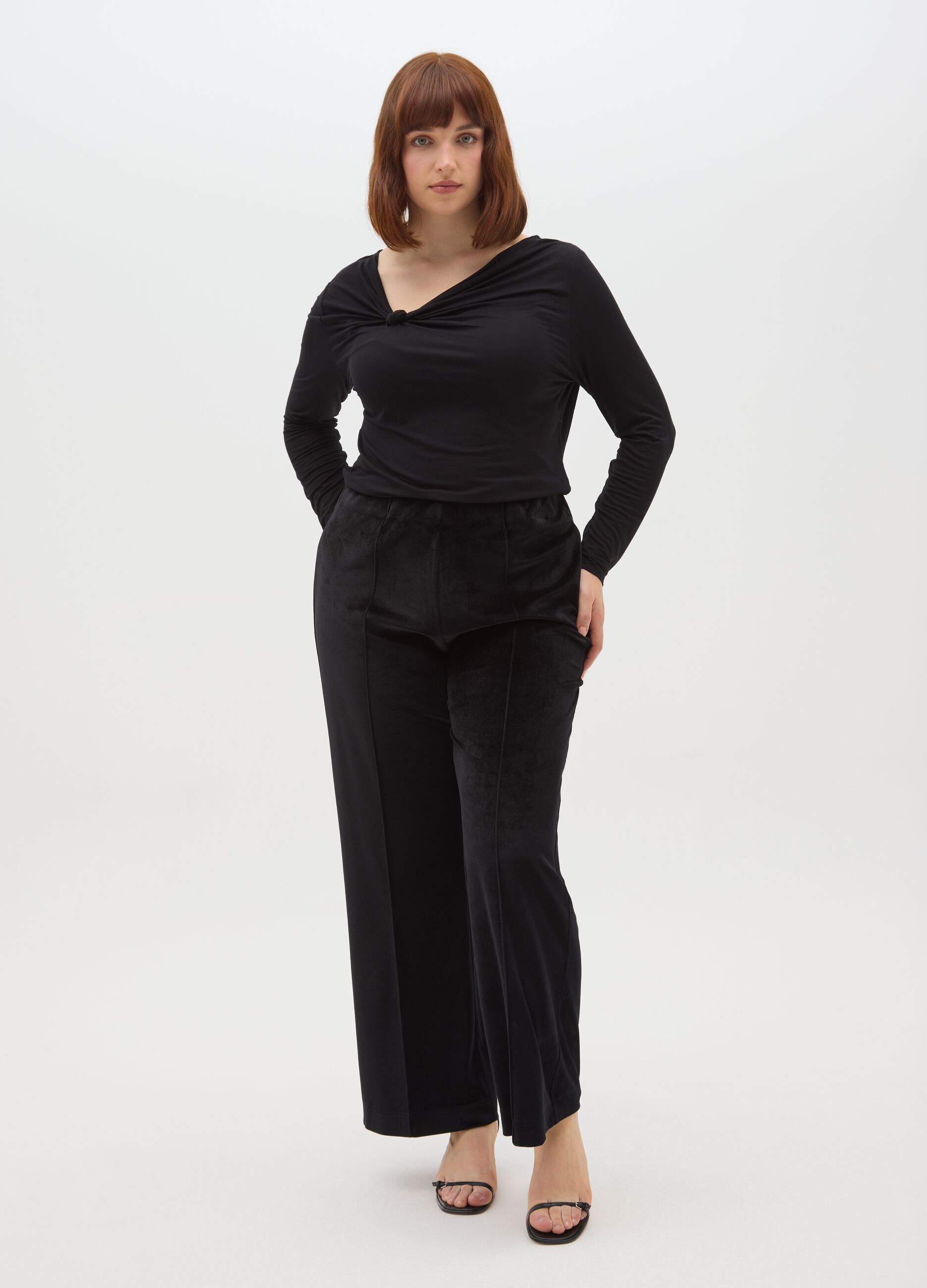 Maglia nera regular fit con scollo a V