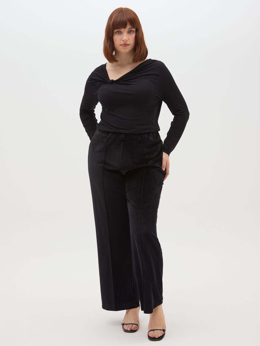 Maglia nera regular fit con scollo a V_1