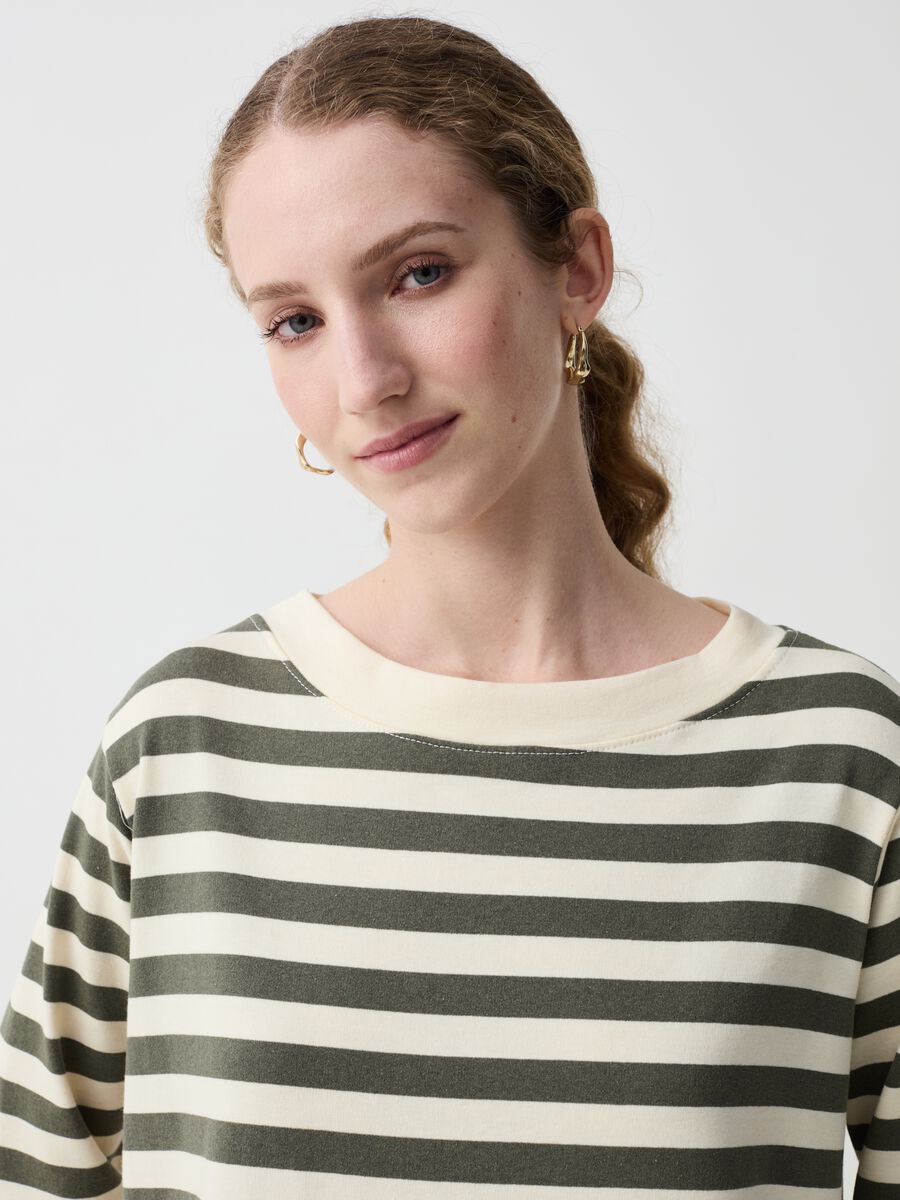 Long-sleeved top with striped pattern_2