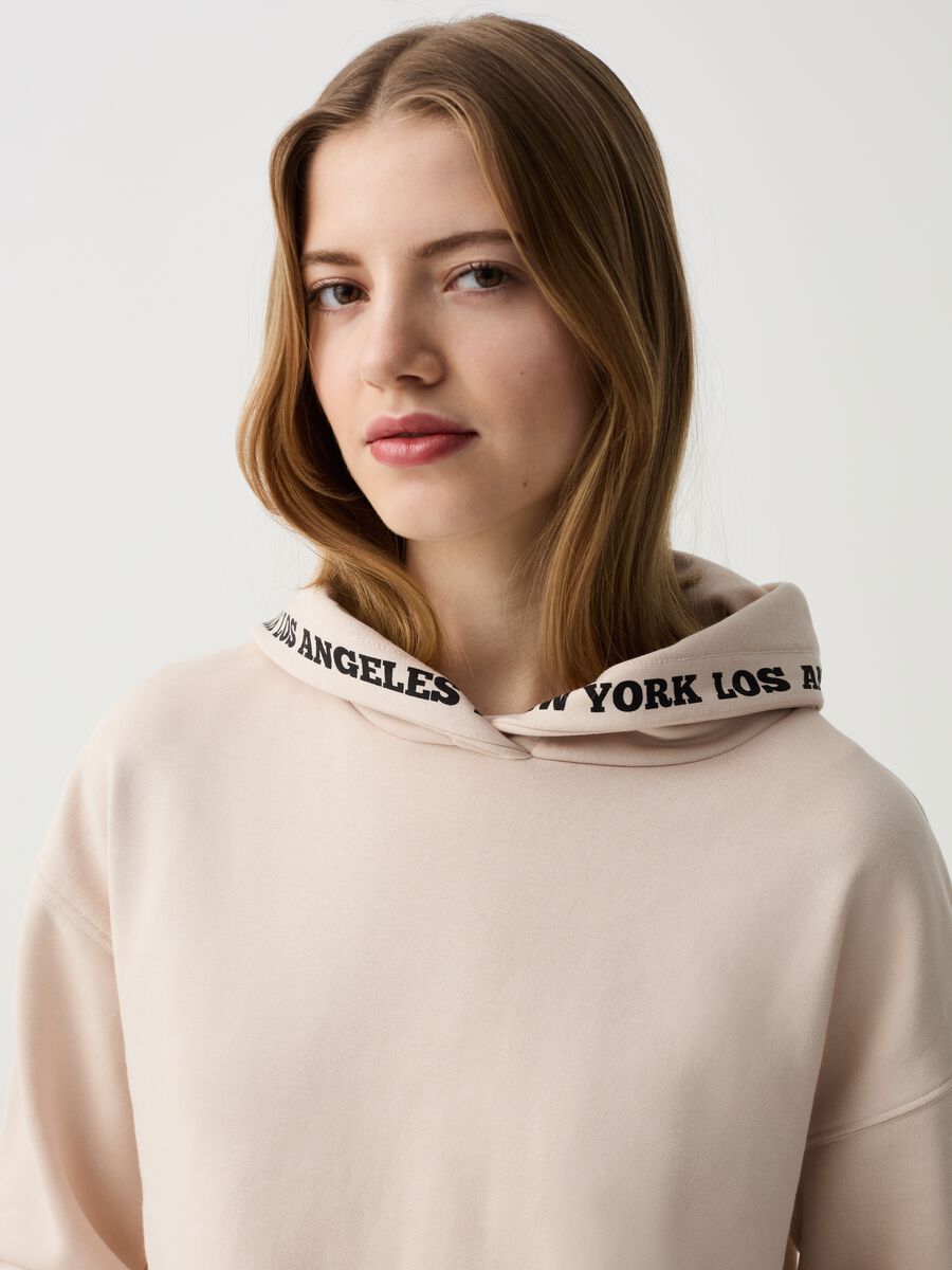 Essential sweatshirt with hood and print_1