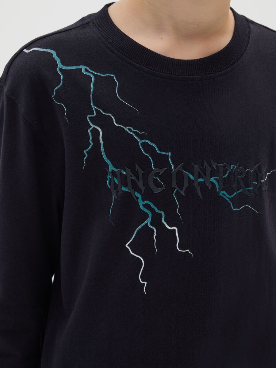 T-shirt nera da ragazzo in puro cotone over fit con stampa_2