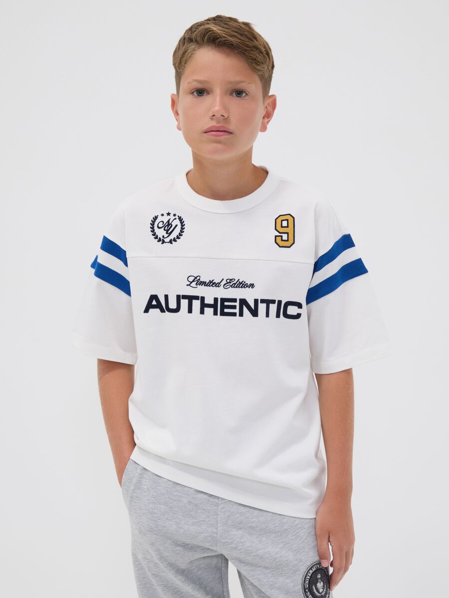 T-shirt relaxed fit bianca in puro cotone girocollo con scritta per ragazzo_1
