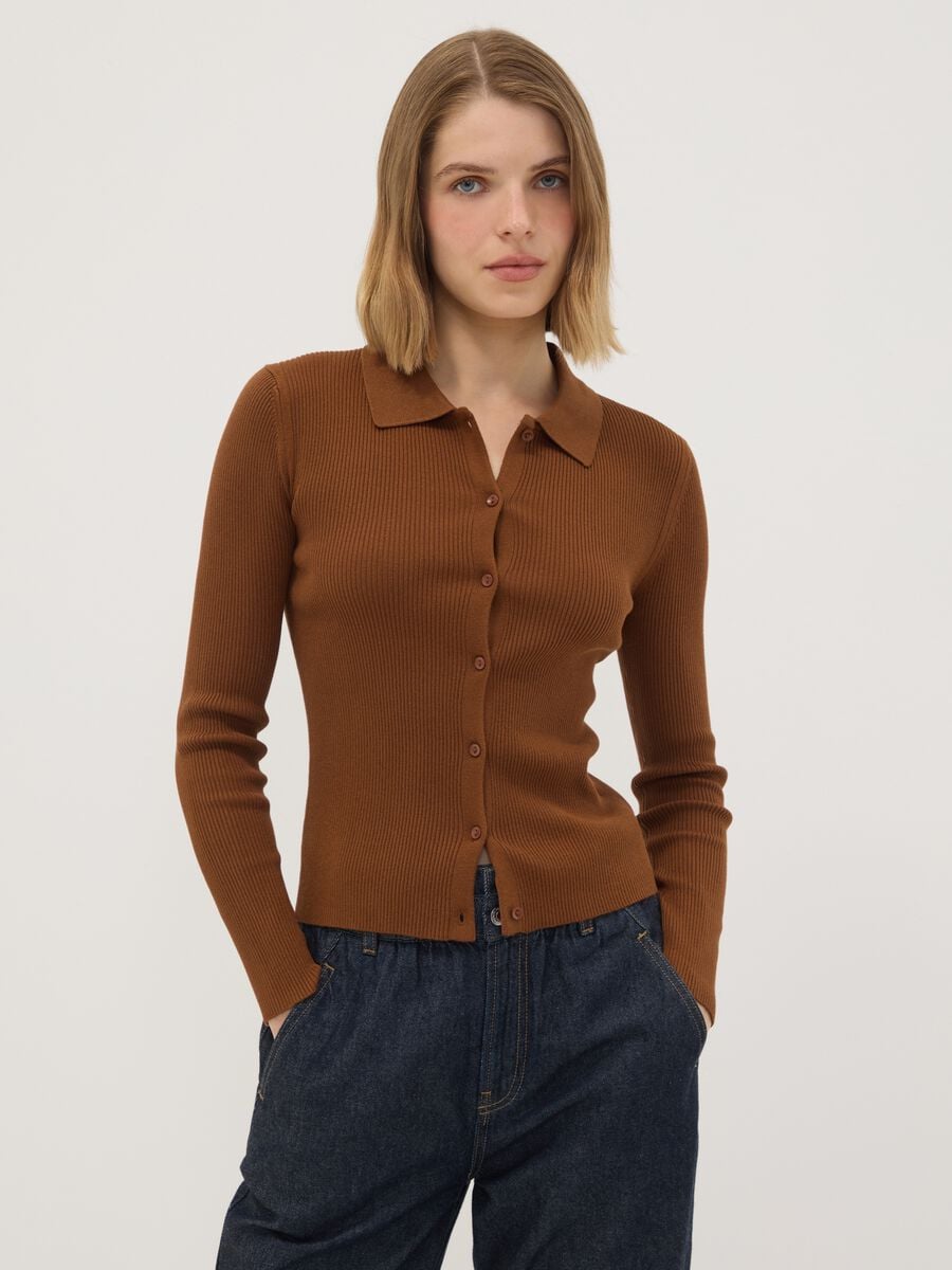 Cardigan fitted marrone a coste in misto viscosa con colletto polo_1