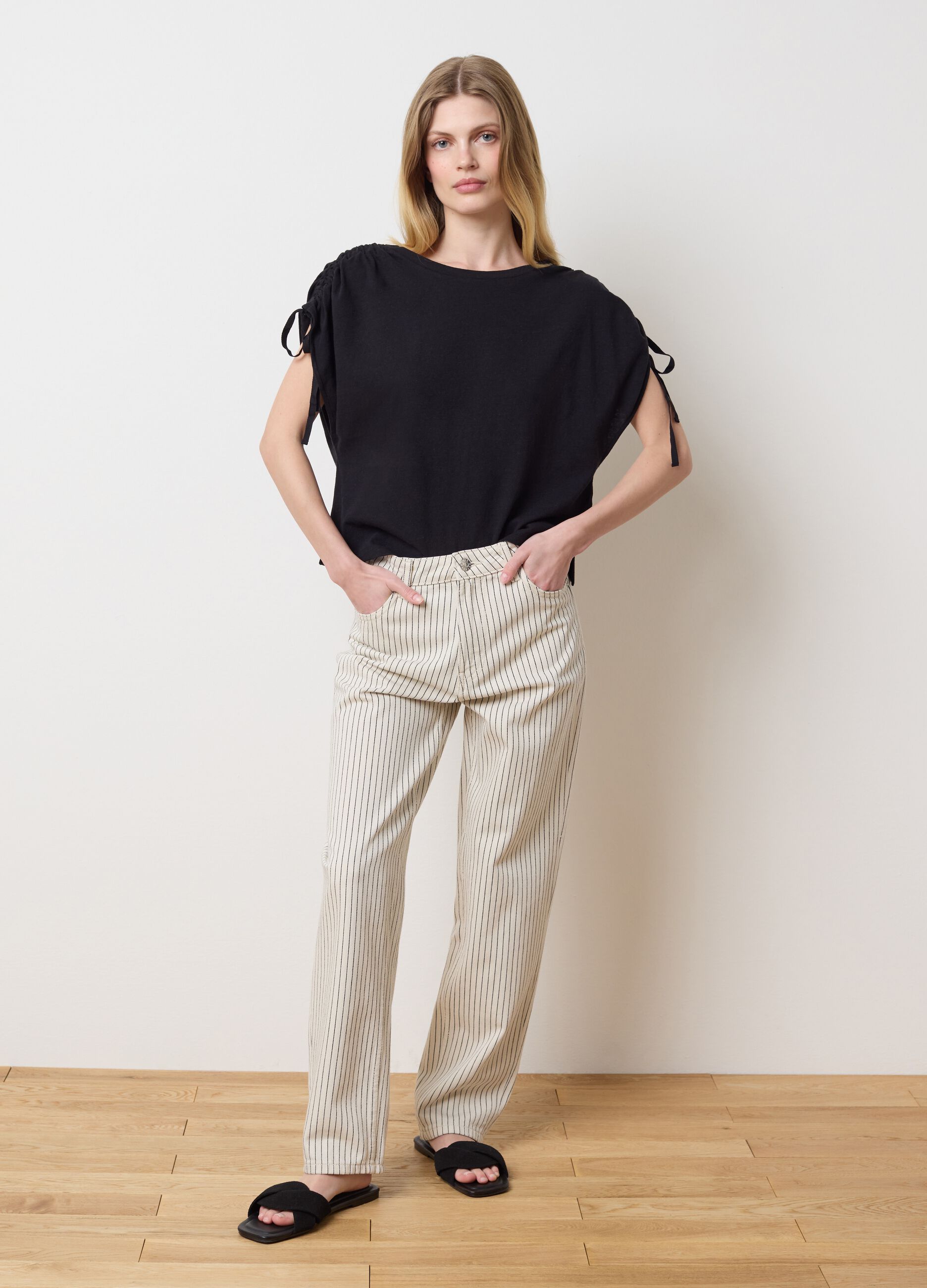 T-shirt with gathered sleeves