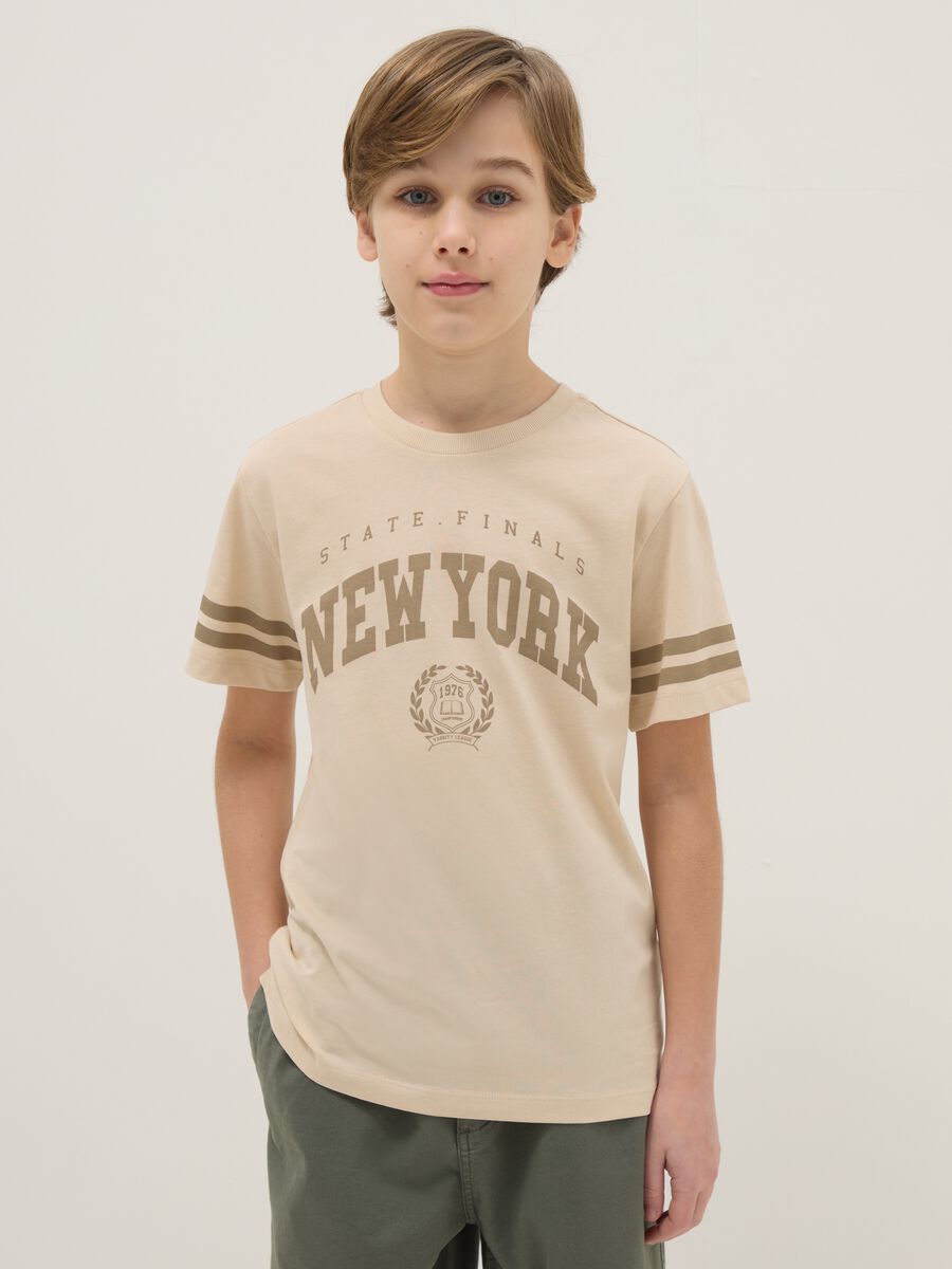 Beige pure cotton boy's regular fit T-shirt with New York print_0