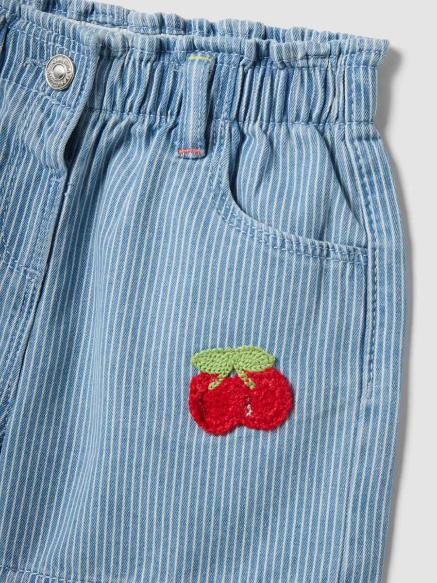 Shorts in misto cotone azzurri a righe da bimba con ricami ciliegia_3