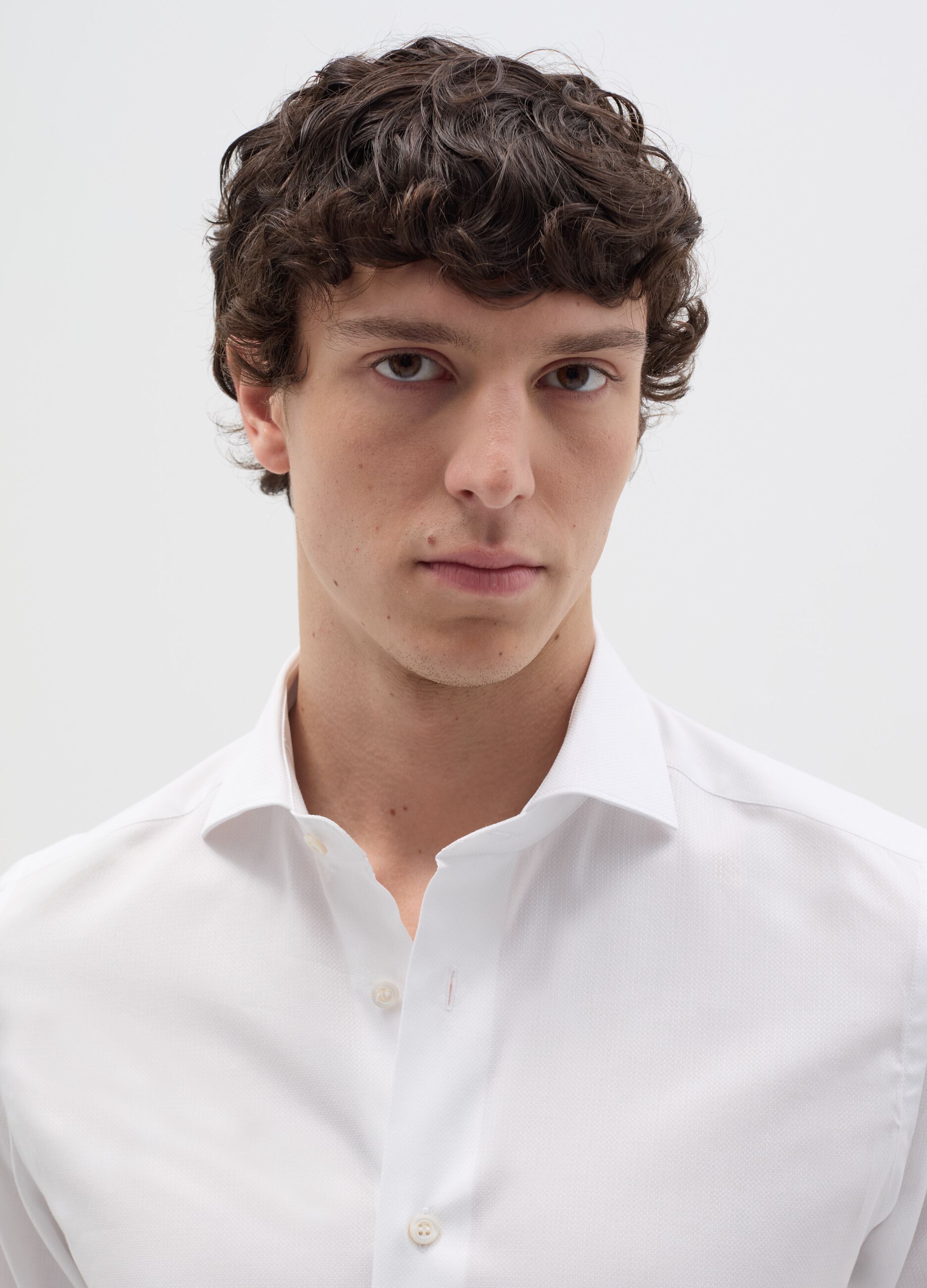 Slim-fit solid colour easy-iron shirt