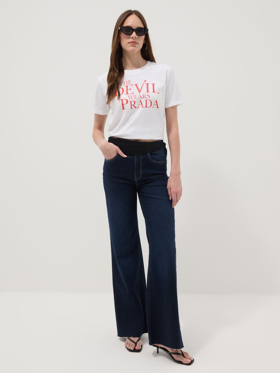 T-shirt in puro cotone bianca regular fit con stampa "Il diavolo veste Prada"_2