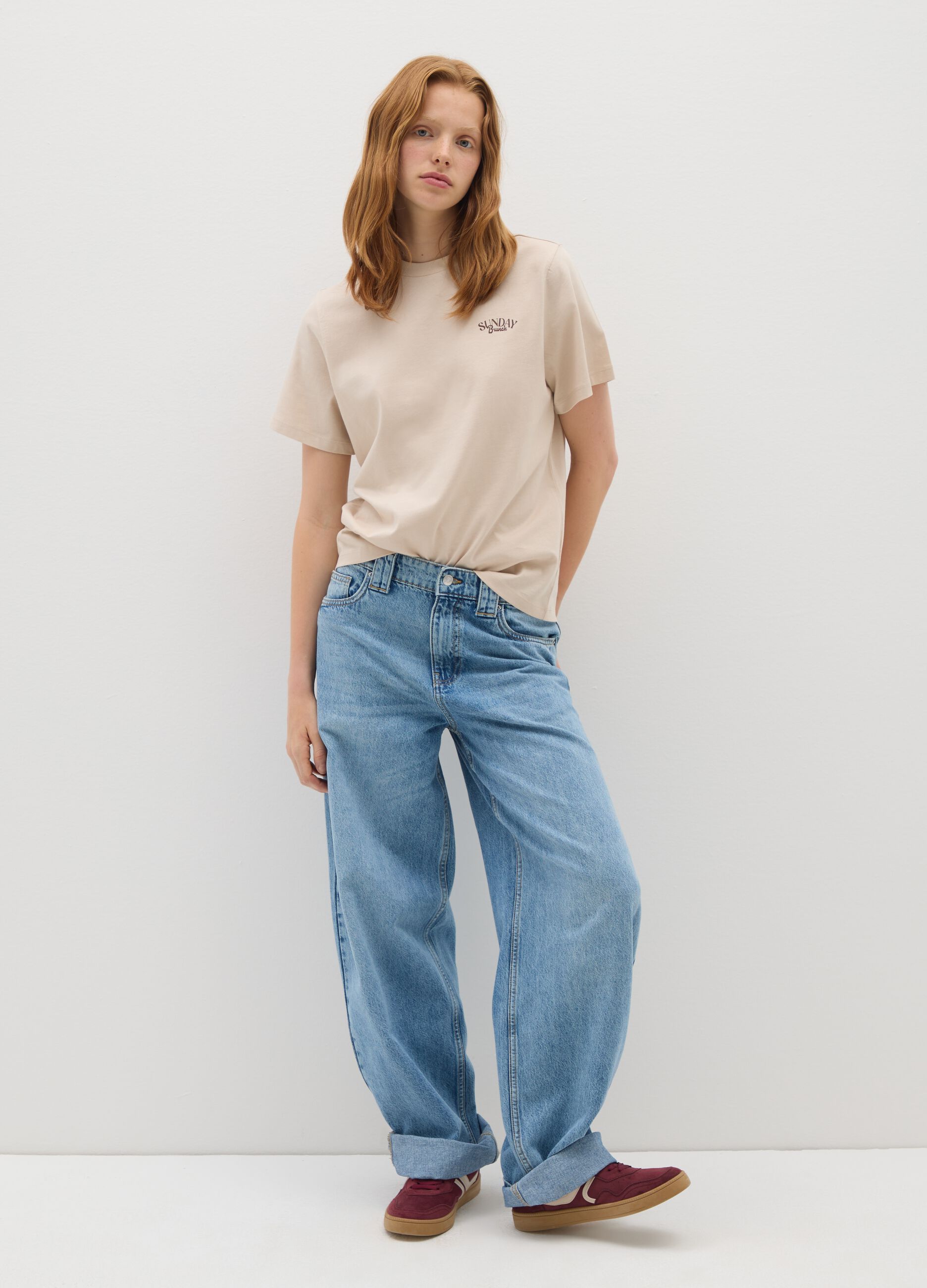 T-shirt in puro cotone beige relaxed fit con stemma