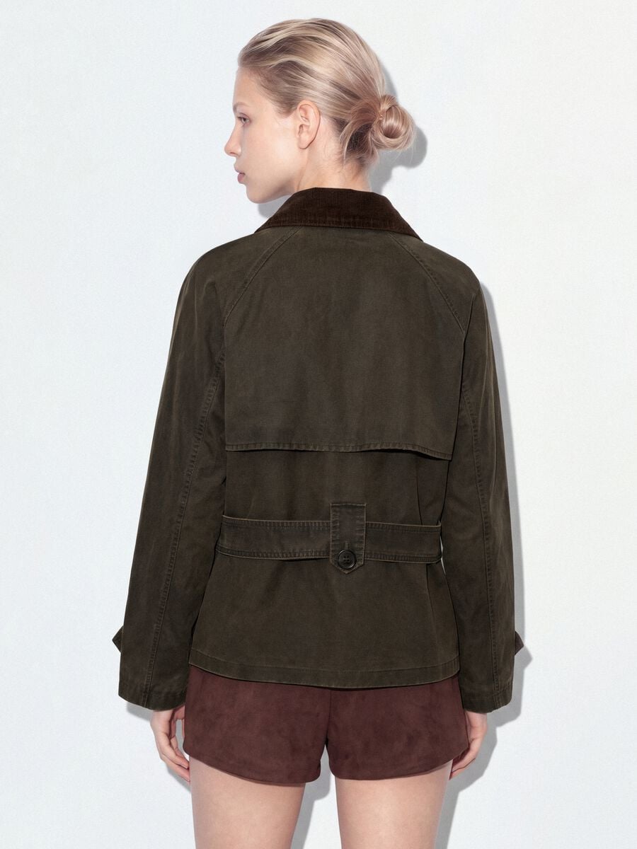 Trench verde in misto cotone con colletto a contrasto regular fit_2