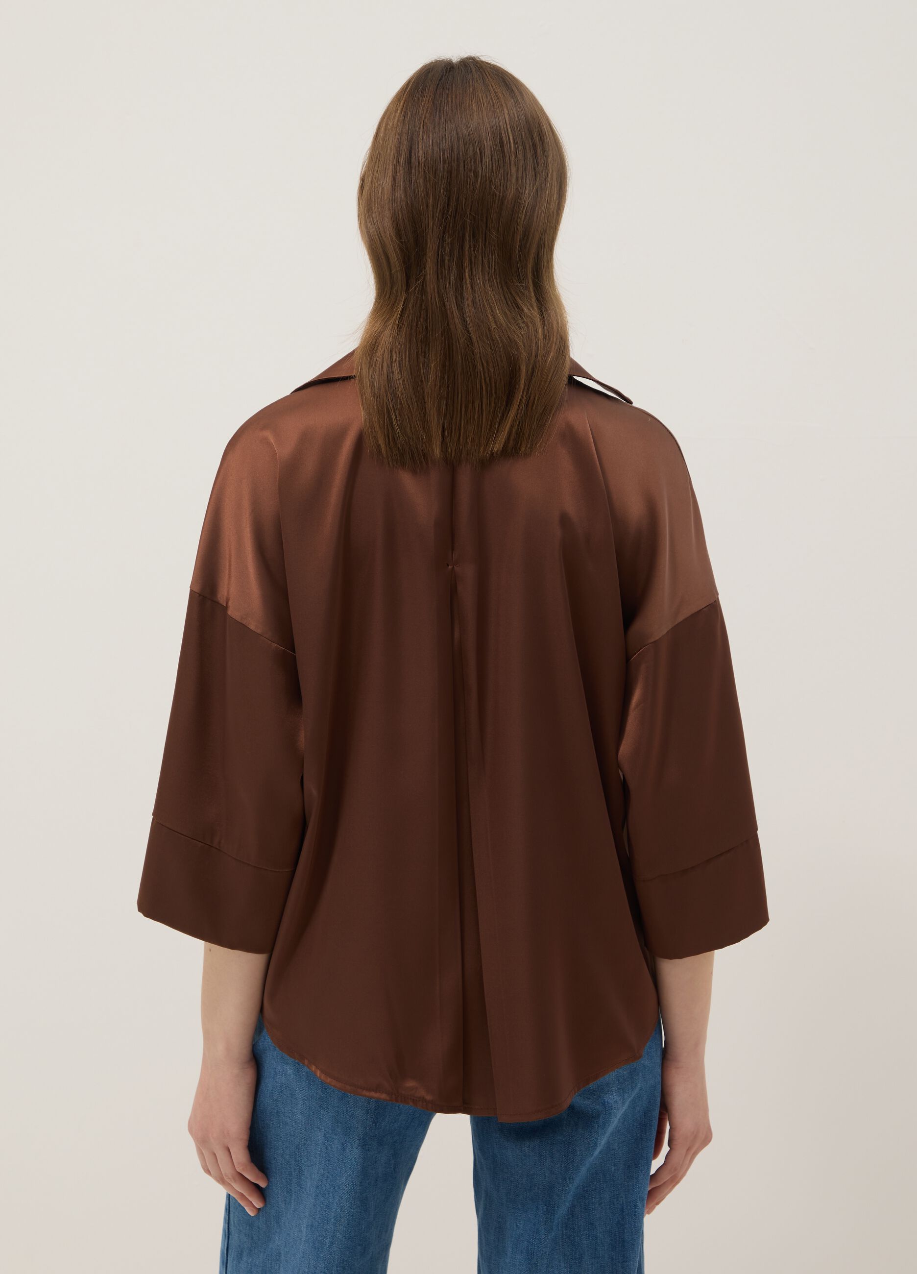 Camicetta satinata marrone regular fit