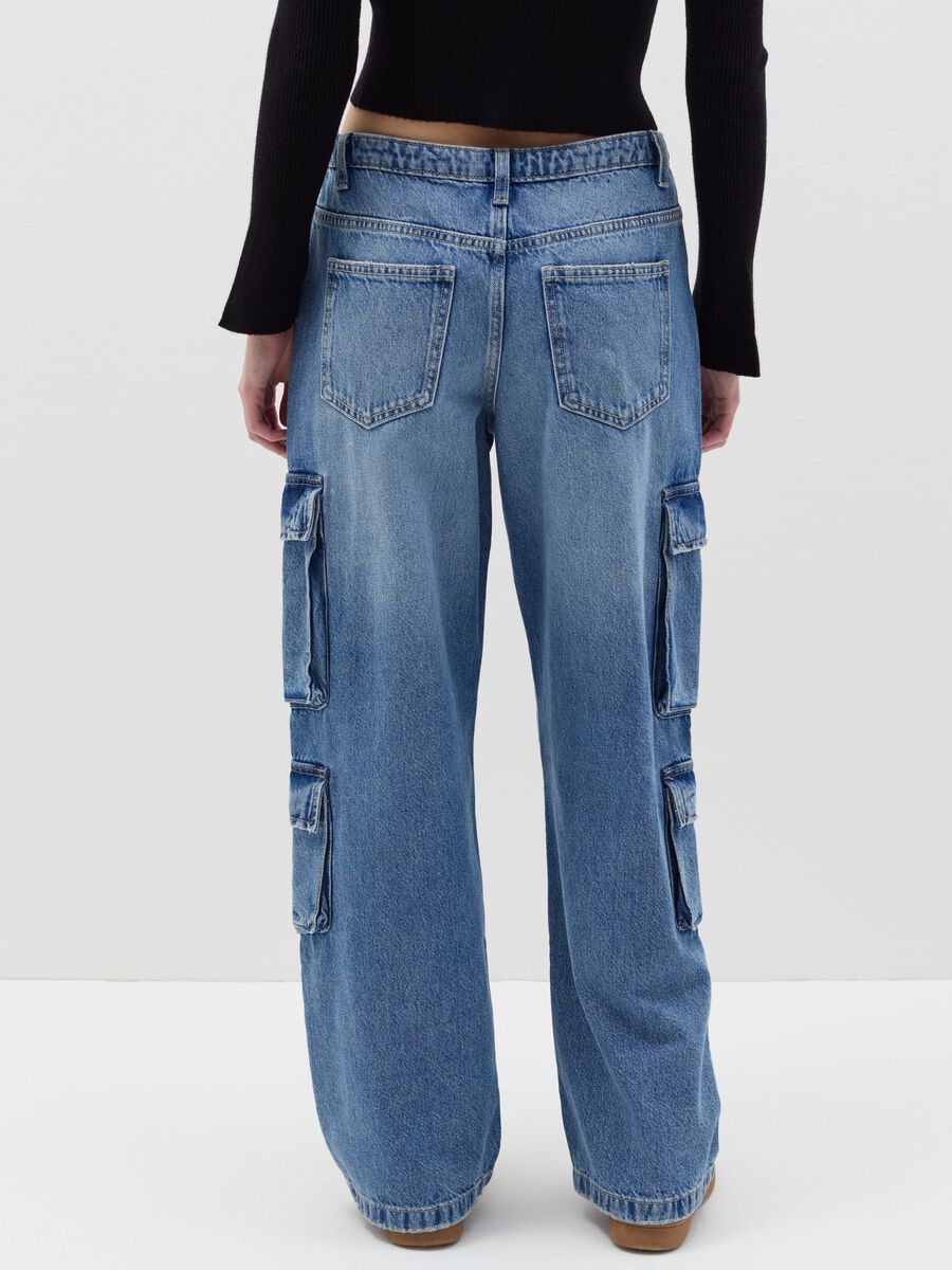 Acid wash cargo jeans with multiple pockets_3