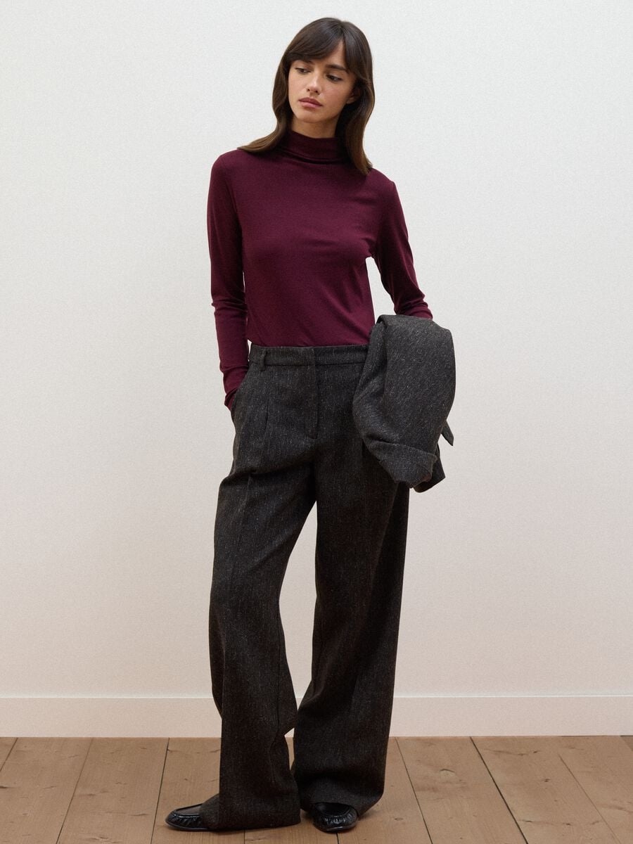T-shirt viola in lyocell e lana elasticizzata con collo a lupetto regular fit_1